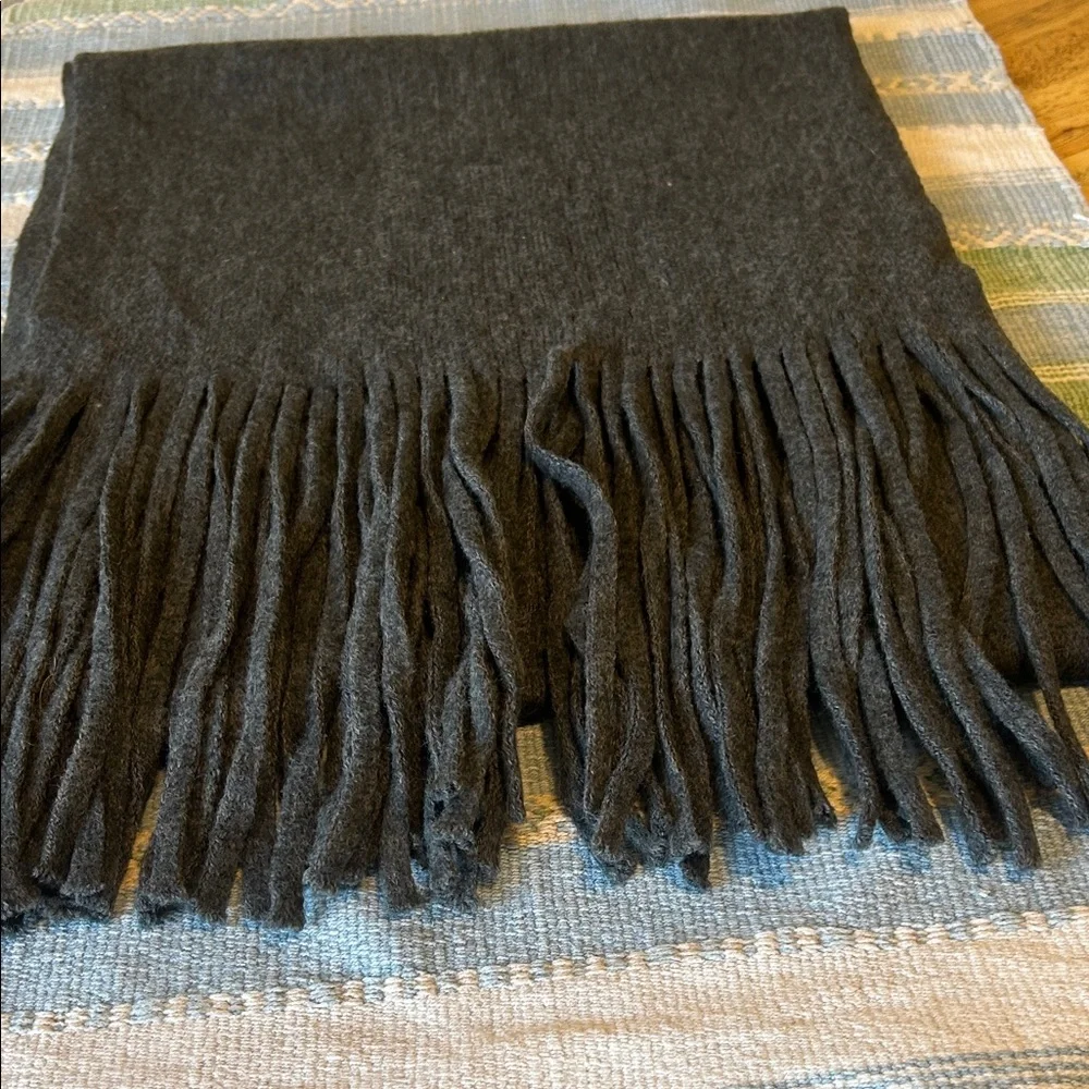 Lucky Brand Solid Brushed Gray Felt Scarf w/Fringe Unsized